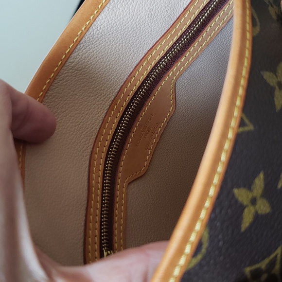 LOUIS VUITTON PETIT BUCKET -  LIKE NEW - Picture 10 of 14